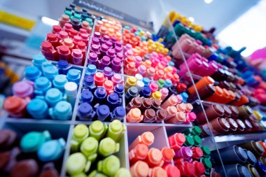 Çeşitli renkte kalem kümelerinin arkaplanı.