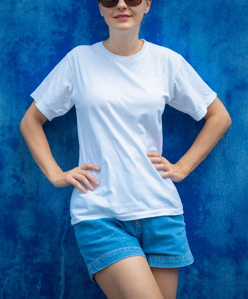 Modelo Femenino Con Camiseta Blanca Blanco Fondo Una Pared Azul —  Fotos de Stock