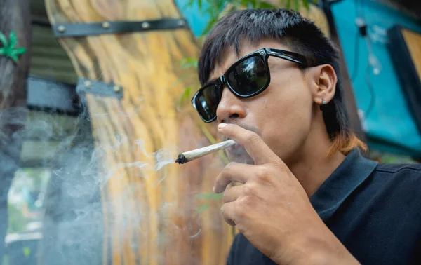 Hombre Joven Fumando Cigarrillos Con Marihuana Medicinal —  Fotos de Stock