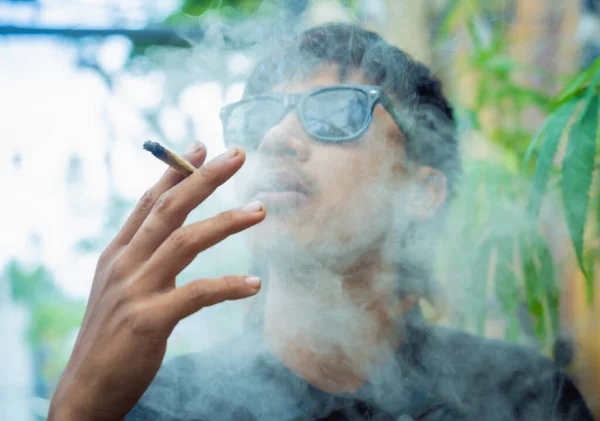 Giovane Che Fuma Sigarette Con Marijuana Medica — Foto Stock