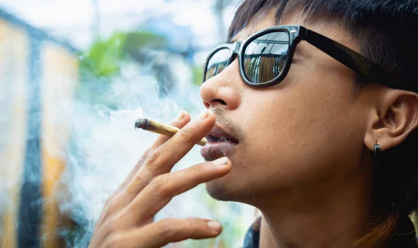 Anak Muda Merokok Dengan Ganja Medis — Stok Foto