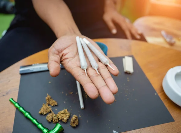 Mladý Muž Dělá Cigarety Lékařskou Marihuanou — Stock fotografie