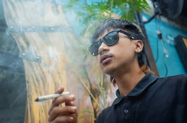 Hombre Joven Fumando Cigarrillos Con Marihuana Medicinal —  Fotos de Stock