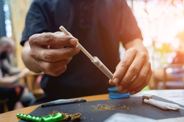 Mladý Muž Dělá Cigarety Lékařskou Marihuanou — Stock fotografie