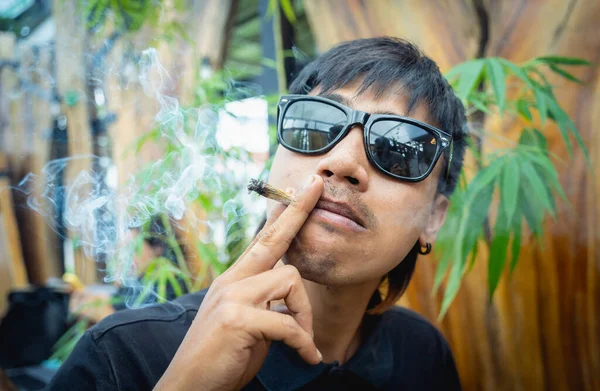 Hombre Joven Fumando Cigarrillos Con Marihuana Medicinal —  Fotos de Stock