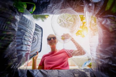 Genç ve güzel bir kız özel çöp kutularına çöp atıyor..