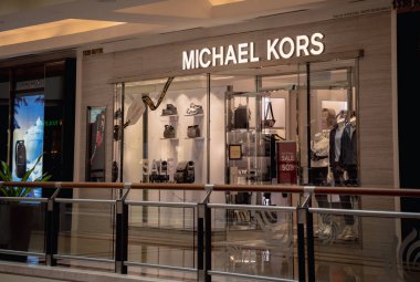 KUALA LUMPUR, MALAYSIA - Aralık 04, 2022: Michael Kors marka perakende satış mağazası logosu.