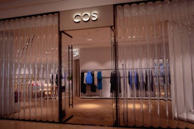 KUALA LUMPUR, MALAYSIA - ARALIK 04, 2022: Marka perakende satış mağazası amblemi alışveriş merkezinin vitrininde.