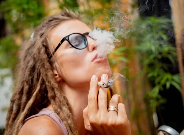 Estilo Hippie Mujer Fumando Cigarrillos Con Marihuana Medicinal —  Fotos de Stock