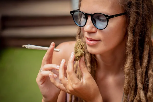 Hippie Styl Žena Kouřící Cigarety Lékařskou Marihuanou — Stock fotografie
