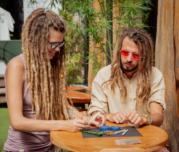 Hippie Style Couple Making Medical Marijuana Cigarettes — Stock Photo, Image