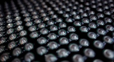 Yeni pil satırlarının koyu arkaplanı.