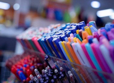 Çeşitli renkte kalem kümelerinin arkaplanı.