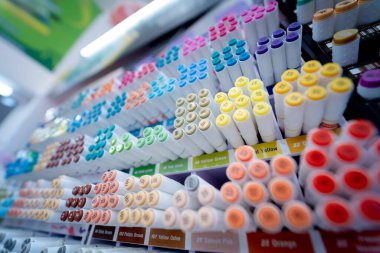 Çeşitli renkte kalem kümelerinin arkaplanı.