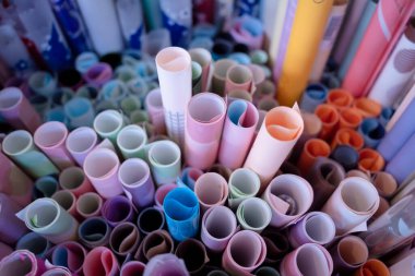 Çeşitli renkli ambalaj kağıdı setinin arkaplanı.