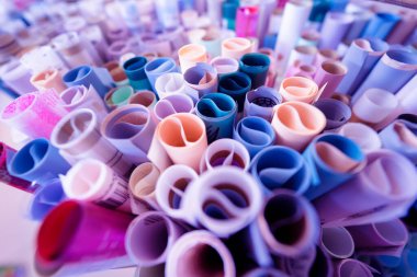 Çeşitli renkli ambalaj kağıdı setinin arkaplanı.