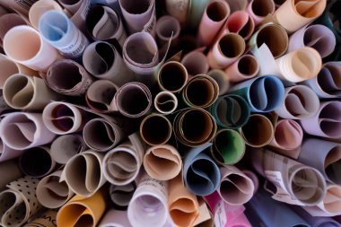 Çeşitli renkli ambalaj kağıdı setinin arkaplanı.