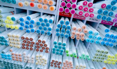 Çeşitli renkte kalem kümelerinin arkaplanı.