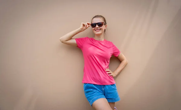 Modelo Femenino Con Camiseta Blanco Rosa Fondo Una Pared Arenosa — Foto de Stock