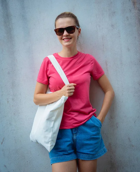 Modelo Femenino Con Camiseta Blanco Rosa Fondo Una Pared Gris —  Fotos de Stock