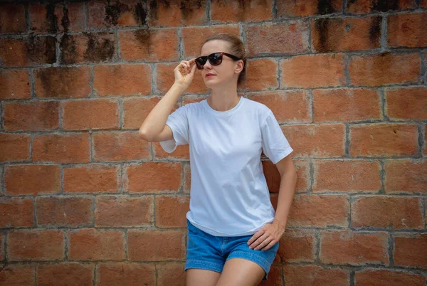 Modello Femminile Con Shirt Bianca Sullo Sfondo Una Parete Mattoni — Foto Stock