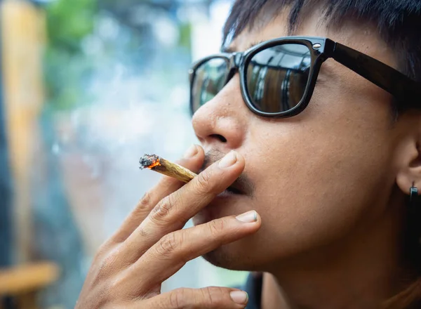 Genç Adam Tıbbi Marihuanayla Sigara Içiyor — Stok fotoğraf