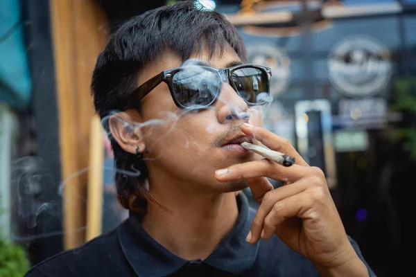 Молодой Человек Курит Сигареты Медицинской Марихуаной — стоковое фото
