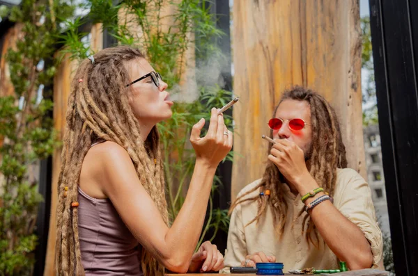 Hippie Style Couple Fumer Des Cigarettes Avec Marijuana Médicale — Photo