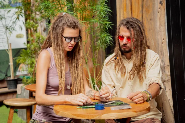 Hippi Tarzı Bir Çift Tıbbi Marihuana Sigarası Yapıyor — Stok fotoğraf
