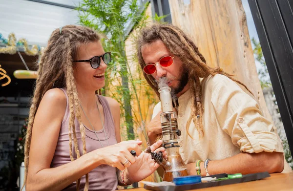Hippie Style Couple Smoking Medical Marijuana Using Bong — Stock Photo, Image