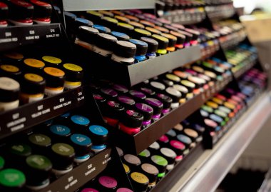 Çok çeşitli renkli boya setlerinin arkaplanı.