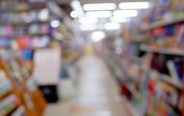 Kitapçının arka planında raflarda farklı kitaplar var..