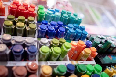 Çeşitli renkte kalem kümelerinin arkaplanı.