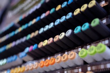 Çeşitli renkte kalem kümelerinin arkaplanı.