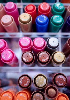 Çeşitli renkte kalem kümelerinin arkaplanı.