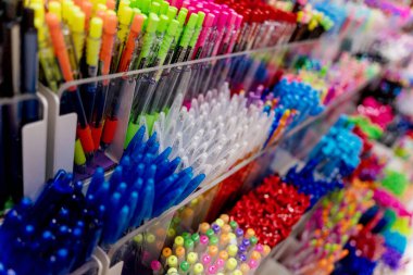 Çeşitli renkte kalem kümelerinin arkaplanı.