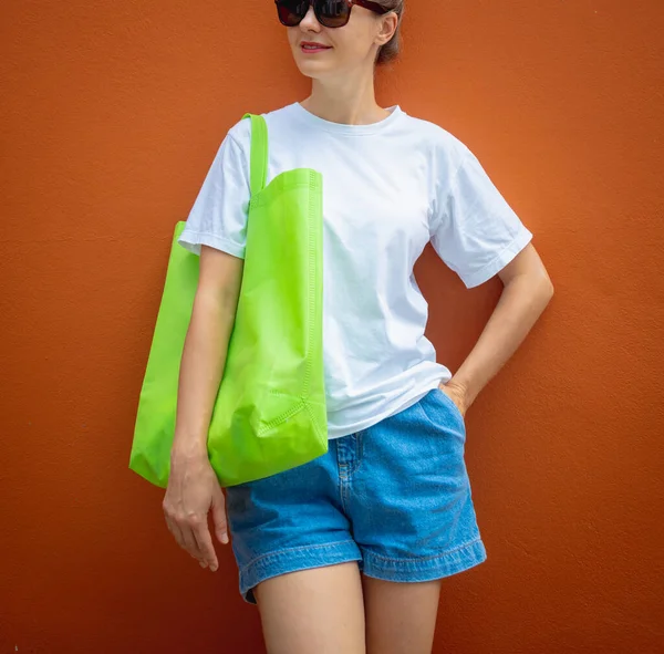 Modelo Femenino Con Camiseta Blanca Blanco Fondo Una Pared Naranja —  Fotos de Stock