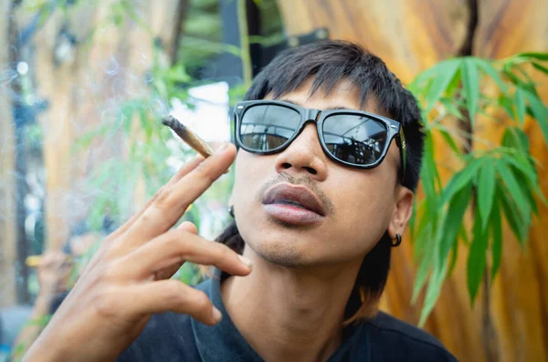 Junger Mann Raucht Zigaretten Mit Medizinischem Marihuana — Stockfoto