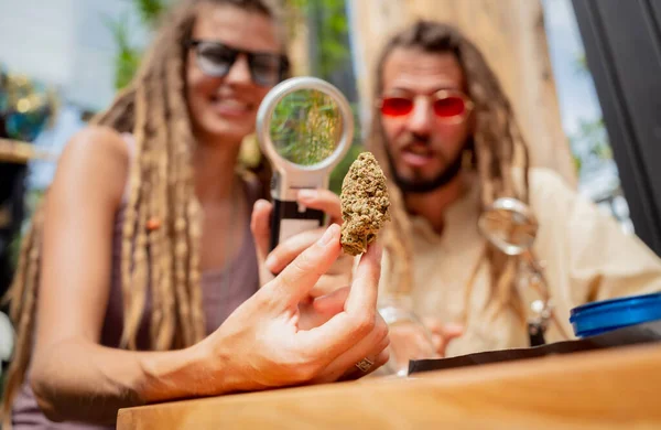 Hippie Paar Untersucht Unter Der Lupe Die Joints Und Knospen — Stockfoto
