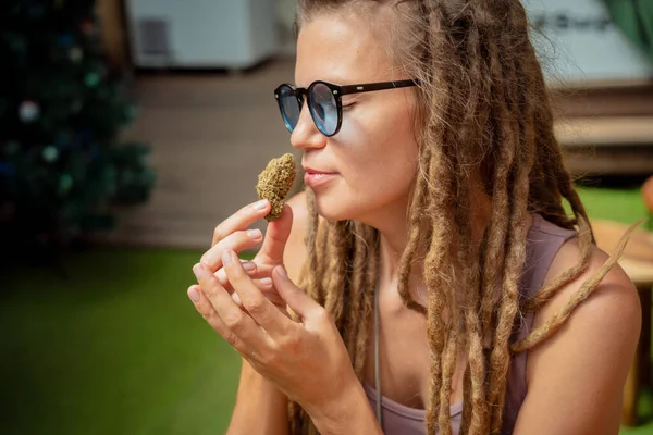 Mulher Estilo Hippie Examina Articulações Botões Maconha Medicinal — Fotografia de Stock