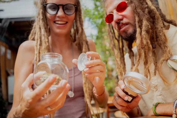 Hippie Paar Untersucht Joints Und Knospen Von Medizinischem Marihuana — Stockfoto