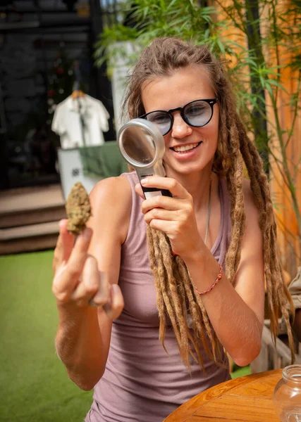 Hippie Styl Žena Zkoumá Pod Lupou Klouby Pupeny Lékařské Marihuany — Stock fotografie