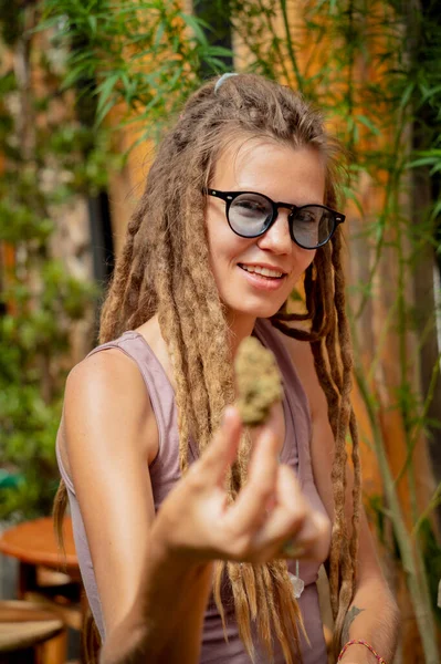 Hippi Tarzı Bir Kadın Tıbbi Marihuana Eklemlerini Tomurcuklarını Inceliyor — Stok fotoğraf