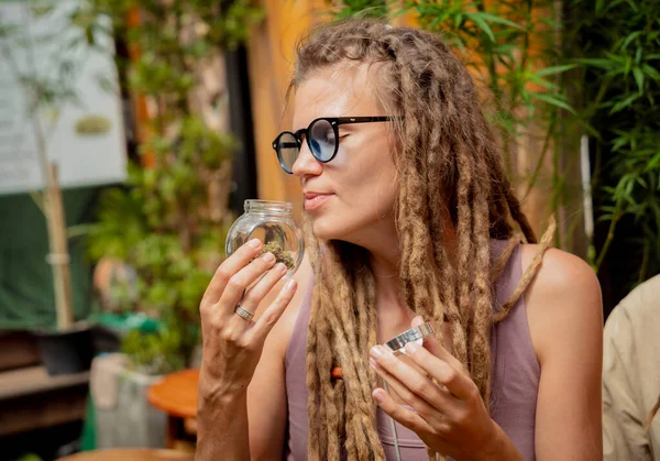 Hippie Stil Kvinna Undersöker Leder Och Knoppar Medicinsk Marijuana — Stockfoto