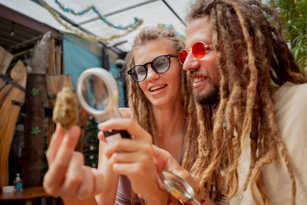 Hippie Paar Untersucht Unter Der Lupe Die Joints Und Knospen — Stockfoto