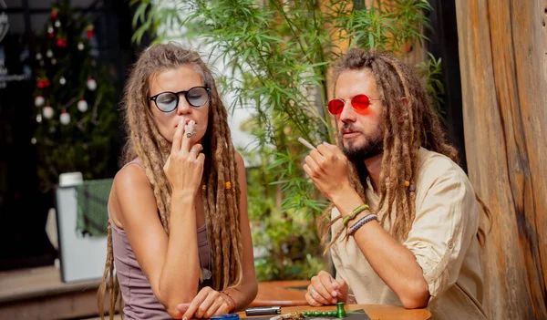 Hippie Paar Raucht Zigaretten Mit Medizinischem Marihuana — Stockfoto
