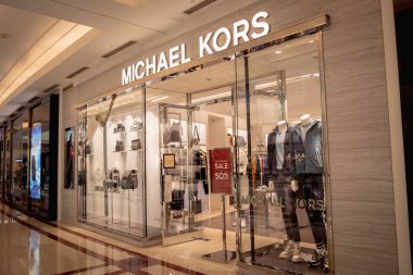 KUALA LUMPUR, MALAYSIA - Aralık 04, 2022: Michael Kors marka perakende satış mağazası logosu.