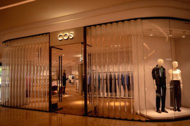 KUALA LUMPUR, MALAYSIA - ARALIK 04, 2022: Marka perakende satış mağazası amblemi alışveriş merkezinin vitrininde.