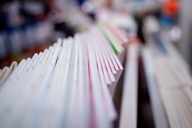 Kitapçıdaki raflarda farklı kitaplar var..