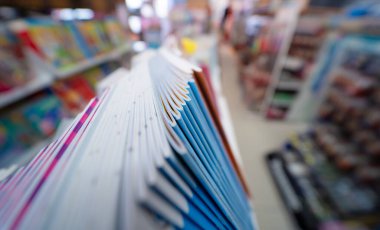 Kitapçıdaki raflarda farklı kitaplar var..